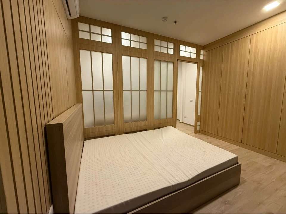 XT Phayathai for rent, has a balcony, no blocked view, the building next door is not on the school side, spacious living room, decorated in a minimali