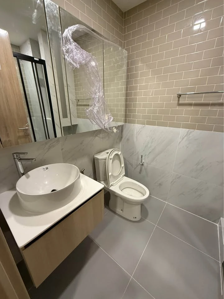 XT Phayathai for rent, has a balcony, no blocked view, the building next door is not on the school side, spacious living room, decorated in a minimali
