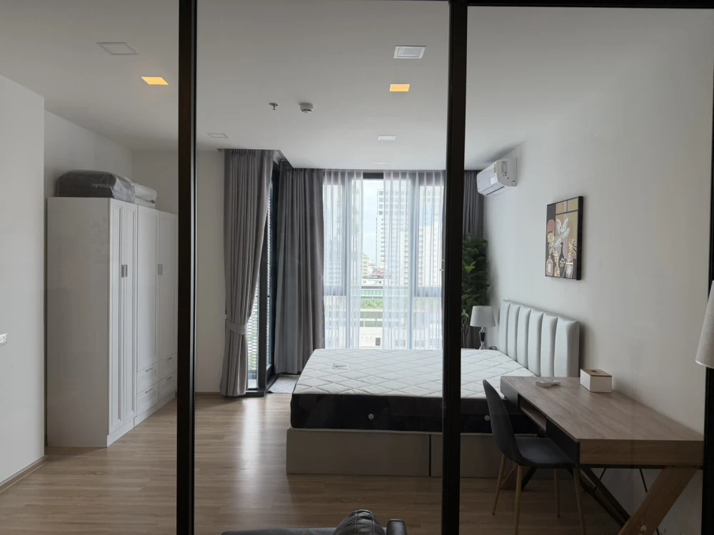 XT Phayathai for rent. Great view, pleasant atmosphere, spacious rooms with good functionality. Suitable for both living and working in the city.