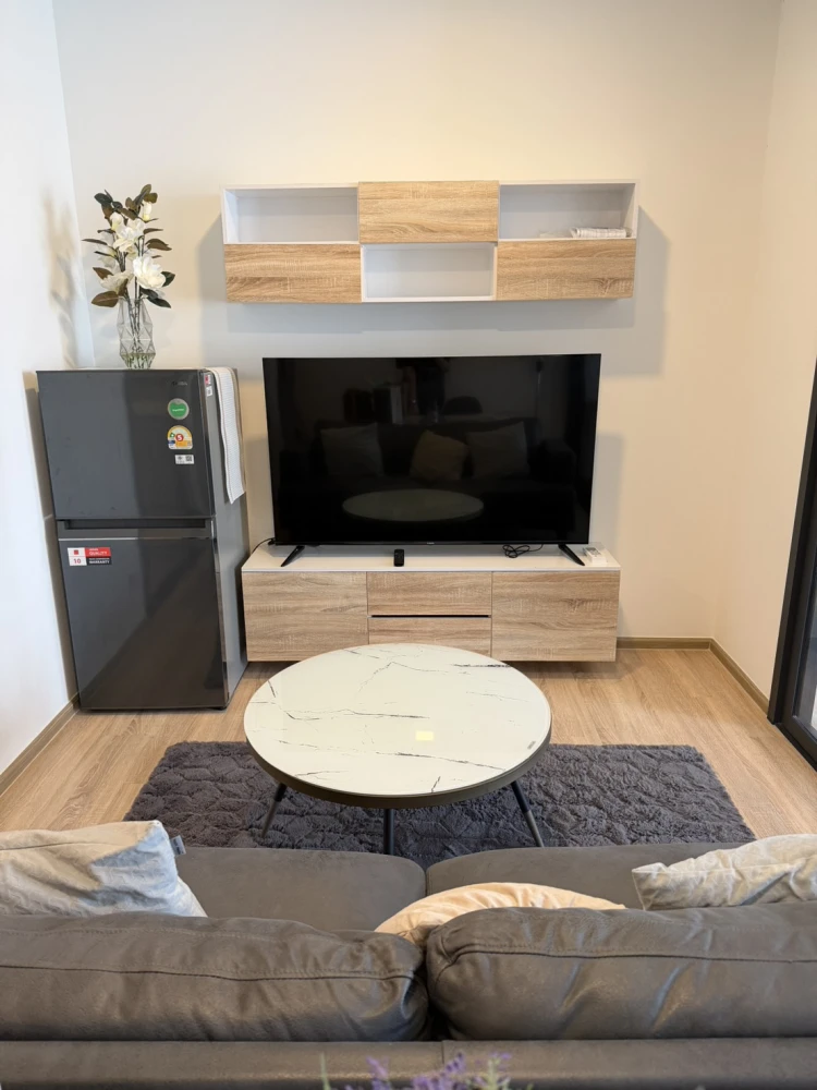 XT Phayathai for rent. Great view, pleasant atmosphere, spacious rooms with good functionality. Suitable for both living and working in the city.