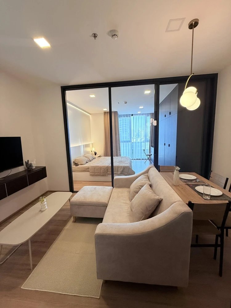 XT Phayathai for rent, glass partition room with clear zone, fully furnished, ready to move in, not on the school side, unblocked view, reserve now.