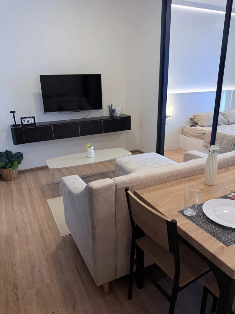 XT Phayathai for rent, glass partition room with clear zone, fully furnished, ready to move in, not on the school side, unblocked view, reserve now.