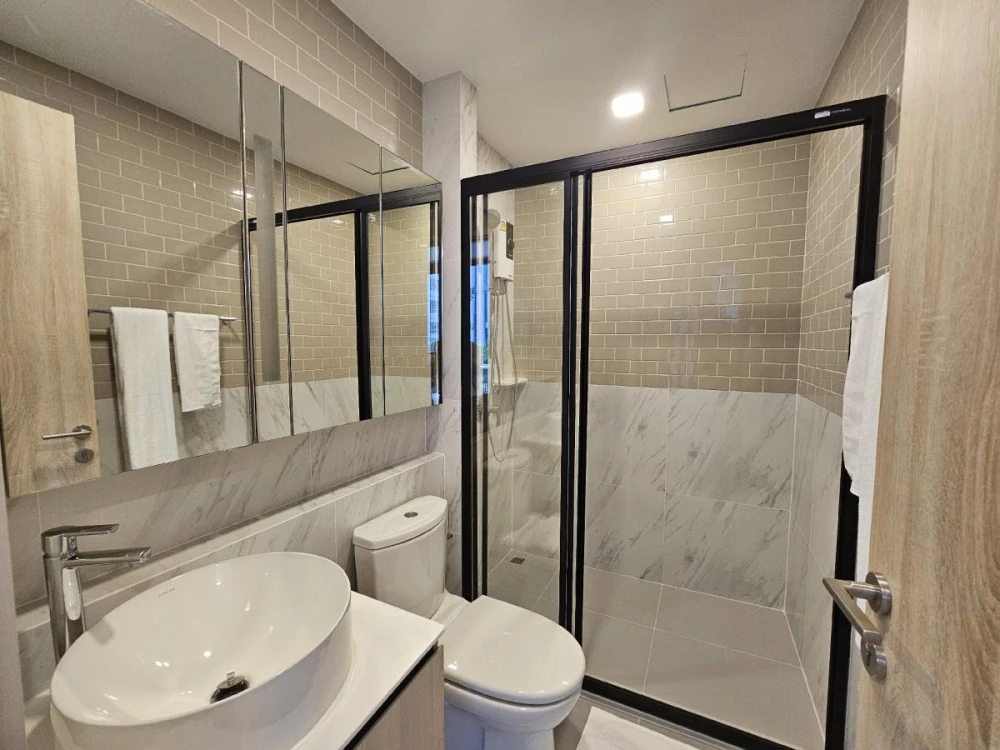 For rent: XT Phayathai, a nice room on the 17th floor, good location, beautiful view, fully furnished. With such a good deal,what are you waiting for?