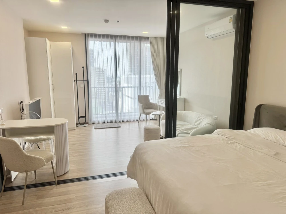 XT Phayathai for rent, corner room with privacy and balcony, good location, decorated in a cool tone, hurry and reserve now.
