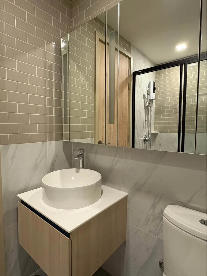 XT Phayathai for rent, beautiful room, good view, quiet, has a balcony, spacious living space, interested, reserve now.