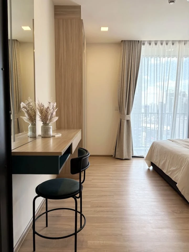 XT Phayathai for rent, beautiful room, good view, quiet, has a balcony, spacious living space, interested, reserve now.