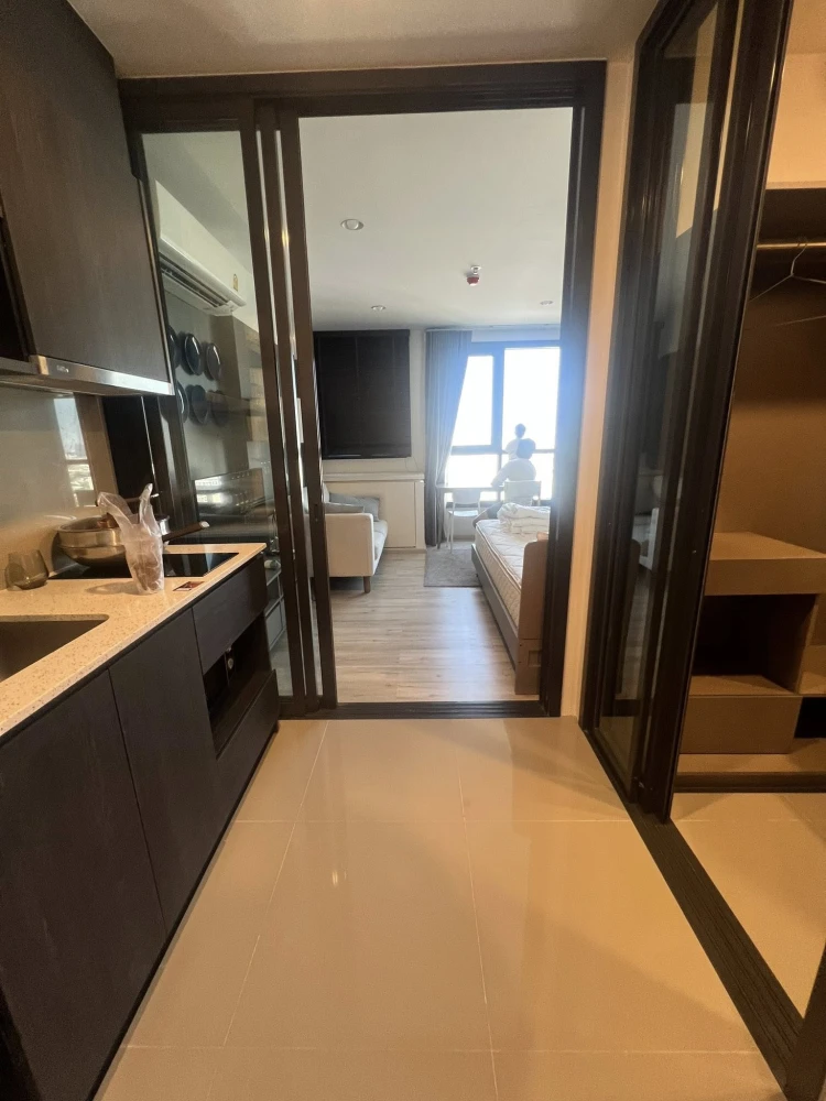 XT Huai Khwang for rent, 25th floor, corner unit, beautiful view, fully furnished. Book now before it's too late!