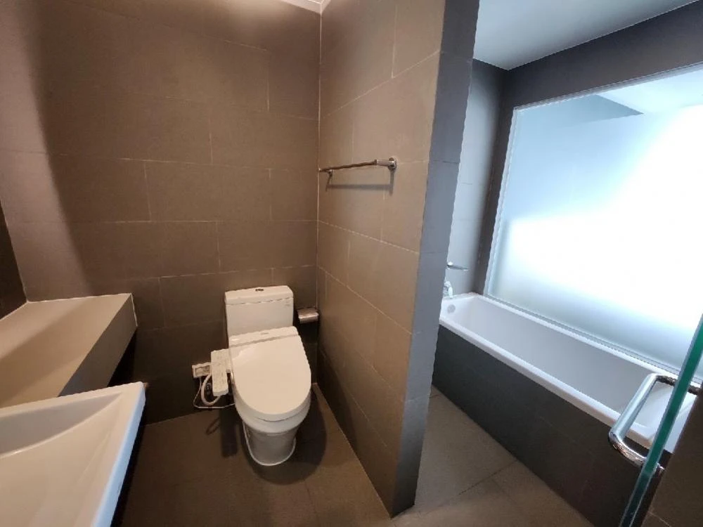 For rent: Yuu Sriracha, 17th floor, great view, fully furnished, ready to move in. If interested, hurry and reserve now. Don't miss out!