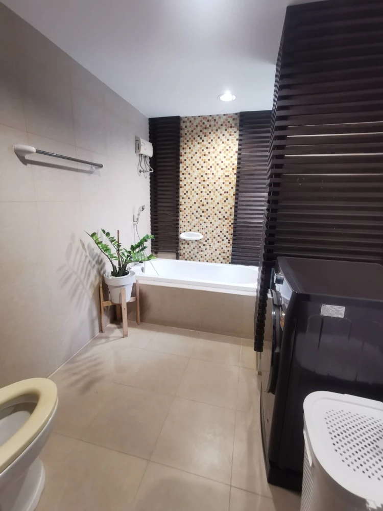 Z2 Condo for rent. Spacious and comfortable corner unit. Book now, don't miss out!!!