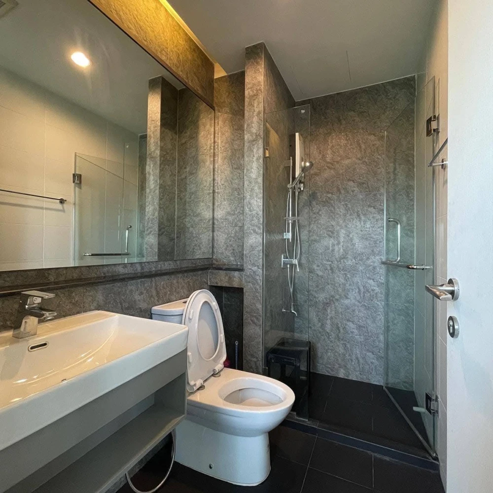 For rent: Zelle Plus Talat Phlu Station, 5th floor unit. Great location, fully furnished. Don't miss out!