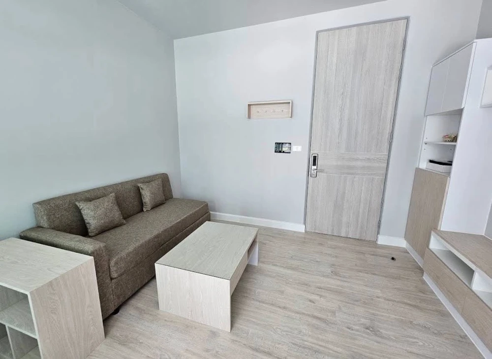 For rent: Zelle Salaya, a nice room on the 2nd floor with privacy and complete amenities. Don't miss out on this great deal!
