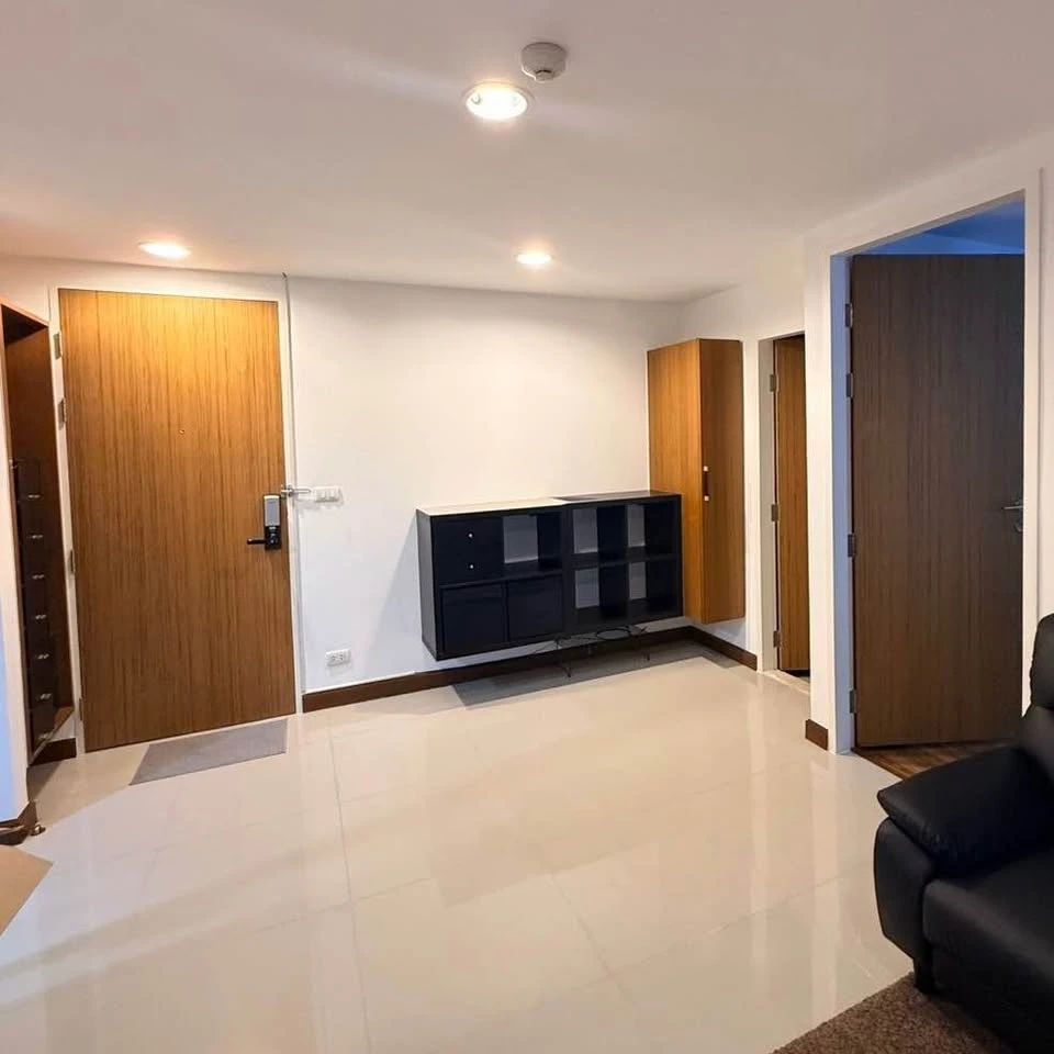 For rent: Zenith Place Sukhumvit 42, 1 bedroom, 1 bathroom, spacious living area. Don't just look, book it!