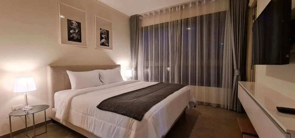 For rent Zire Wongamat, 33rd floor, high floor, good view, 2 bedrooms, interested, hurry and book now, don't miss out.