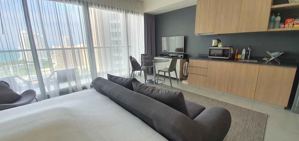 For rent: Zire Wongamat, corner room with privacy, good location, comes with complete facilities, reserve now!