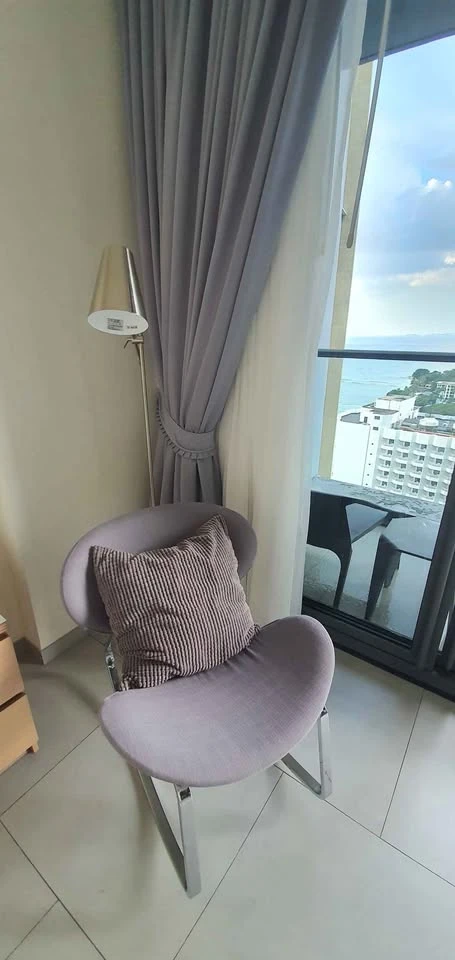 For rent: Zire Wongamat, corner room with privacy, good location, comes with complete facilities, reserve now!