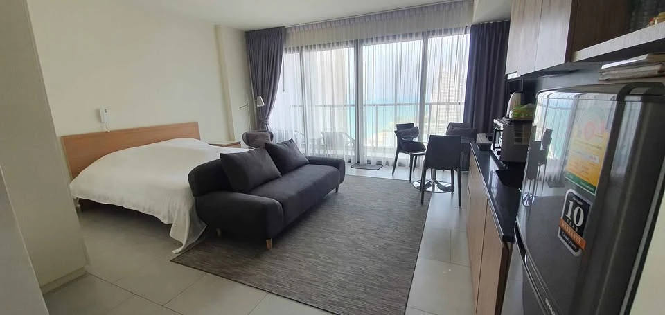 For rent: Zire Wongamat, corner room with privacy, good location, comes with complete facilities, reserve now!