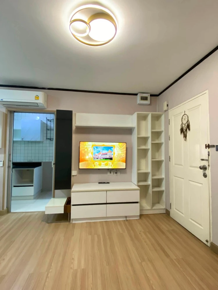 Zoom Condo Place for rent, 3rd floor unit. Great location, convenient transportation. Don't just look, book it!