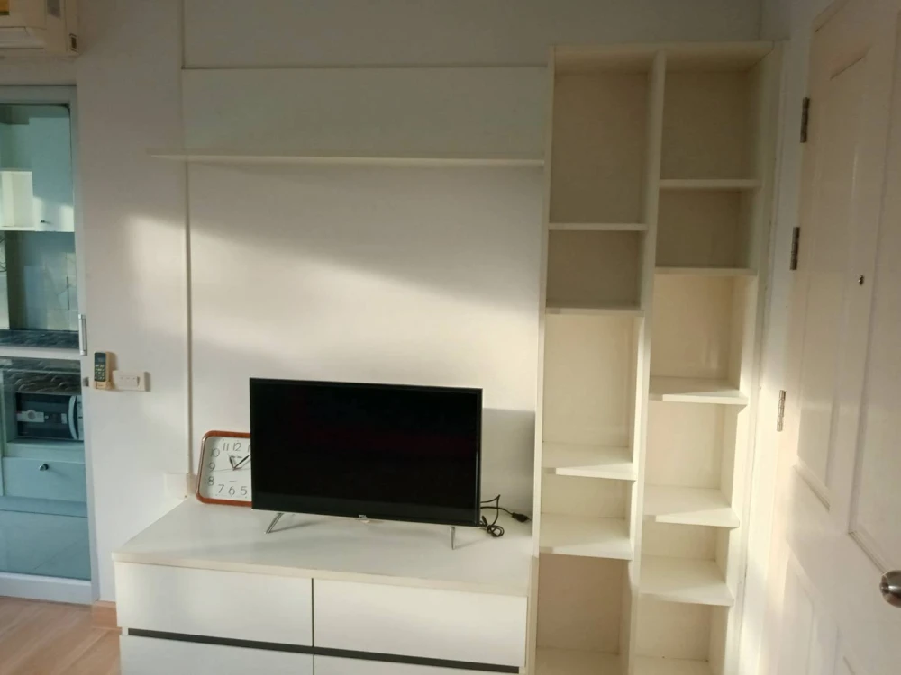 Zoom Condo Place for rent. Nice unit on the 2nd floor. Great location, private, and convenient transportation. Book now!