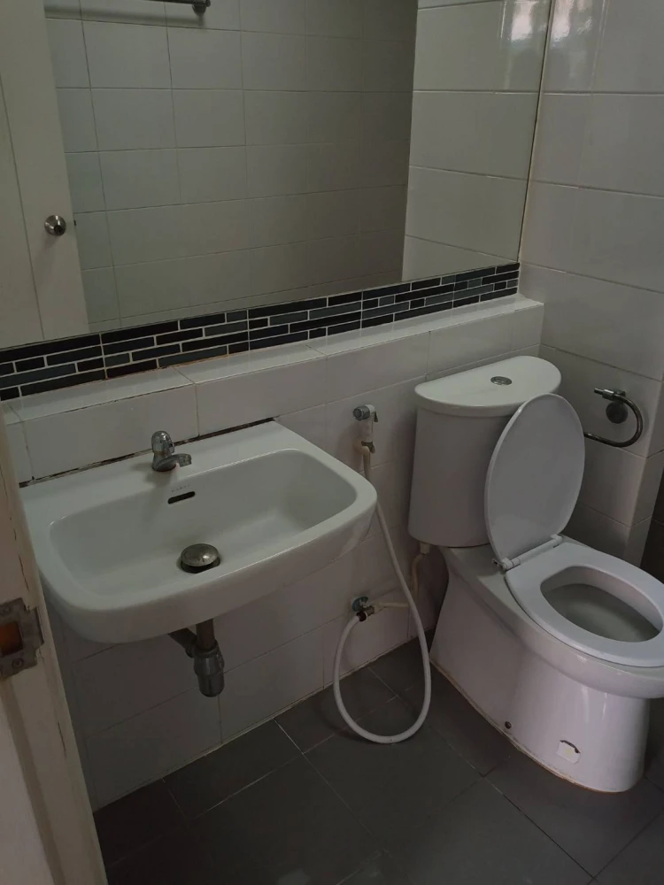 Zoom Condo Place for rent. Nice unit on the 2nd floor. Great location, private, and convenient transportation. Book now!