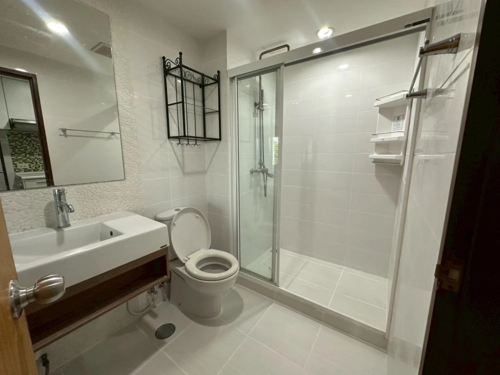 For rent: Grene Suthisan, 4th floor room, not cramped, blue tone room, calm and relaxing. If you don't book, you'll miss out!
