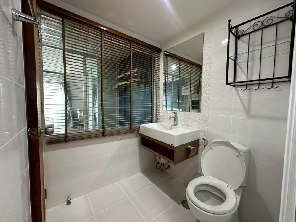 For rent: Grene Suthisan, 4th floor room, not cramped, blue tone room, calm and relaxing. If you don't book, you'll miss out!