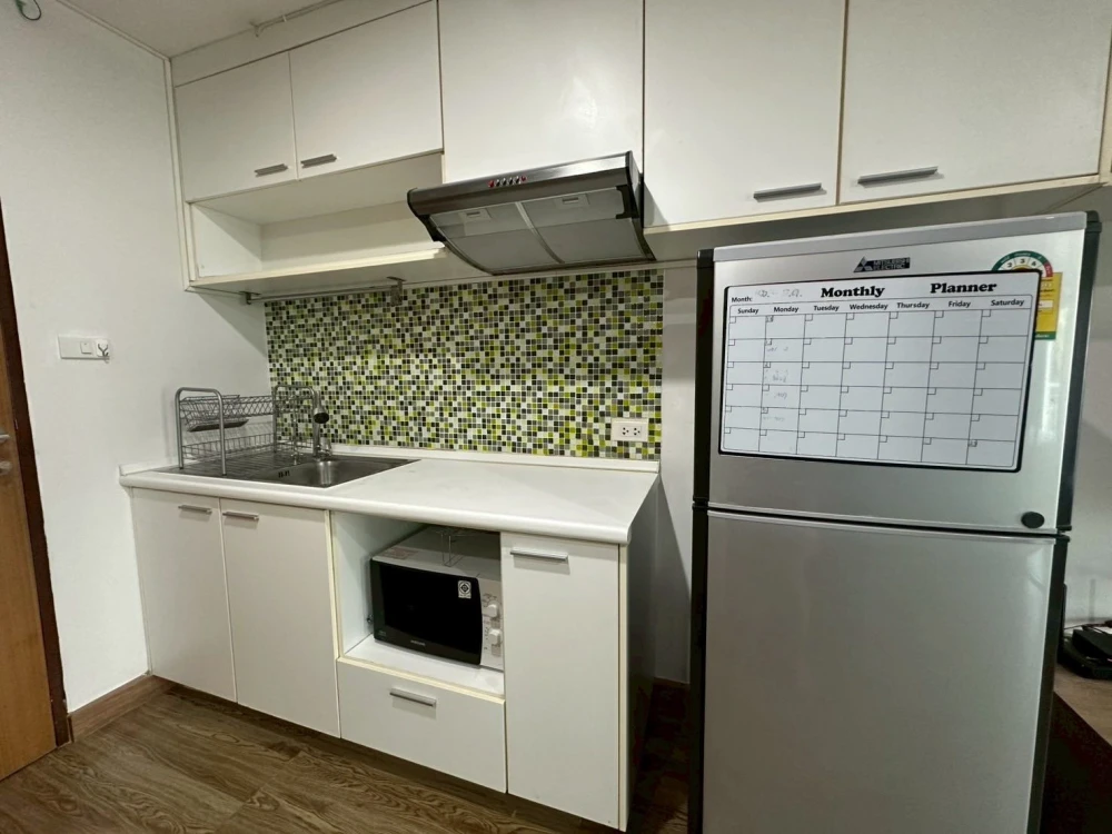For rent: Grene Suthisan, 4th floor room, not cramped, blue tone room, calm and relaxing. If you don't book, you'll miss out!