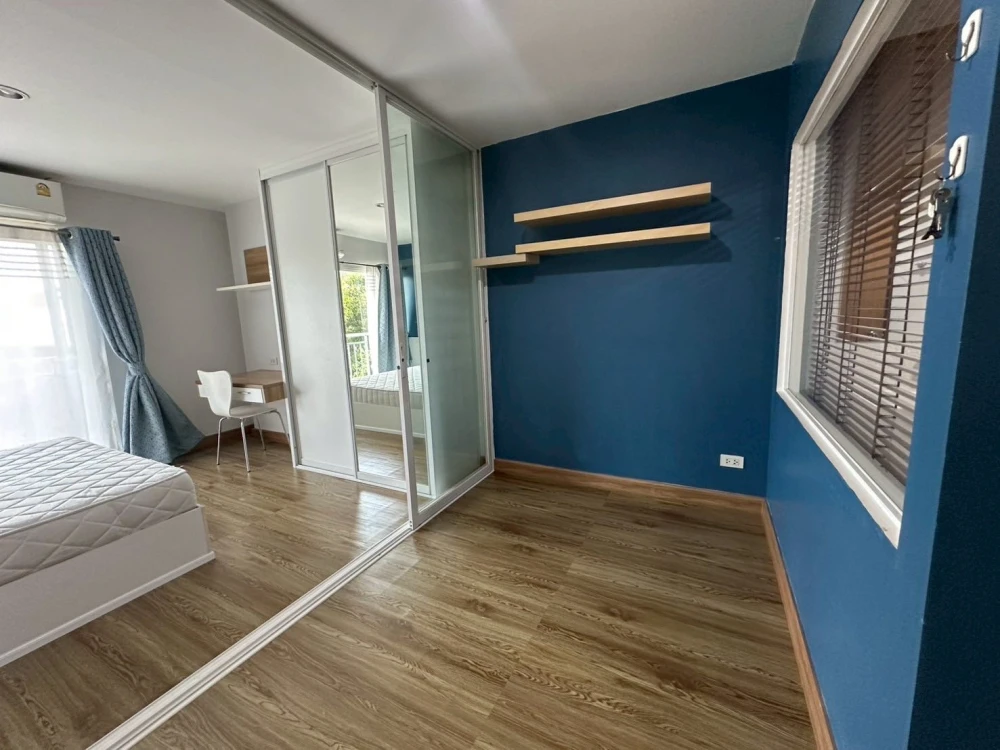 For rent: Grene Suthisan, 4th floor room, not cramped, blue tone room, calm and relaxing. If you don't book, you'll miss out!