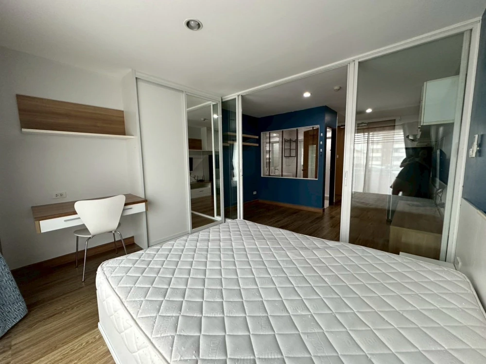 For rent: Grene Suthisan, 4th floor room, not cramped, blue tone room, calm and relaxing. If you don't book, you'll miss out!
