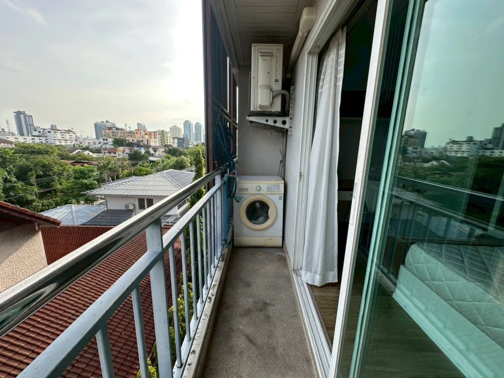 For rent: Grene Suthisan, 4th floor room, not cramped, blue tone room, calm and relaxing. If you don't book, you'll miss out!