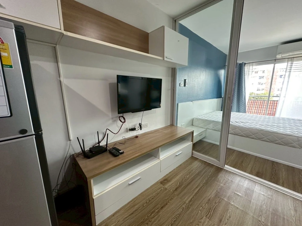 For rent: Grene Suthisan, 4th floor room, not cramped, blue tone room, calm and relaxing. If you don't book, you'll miss out!