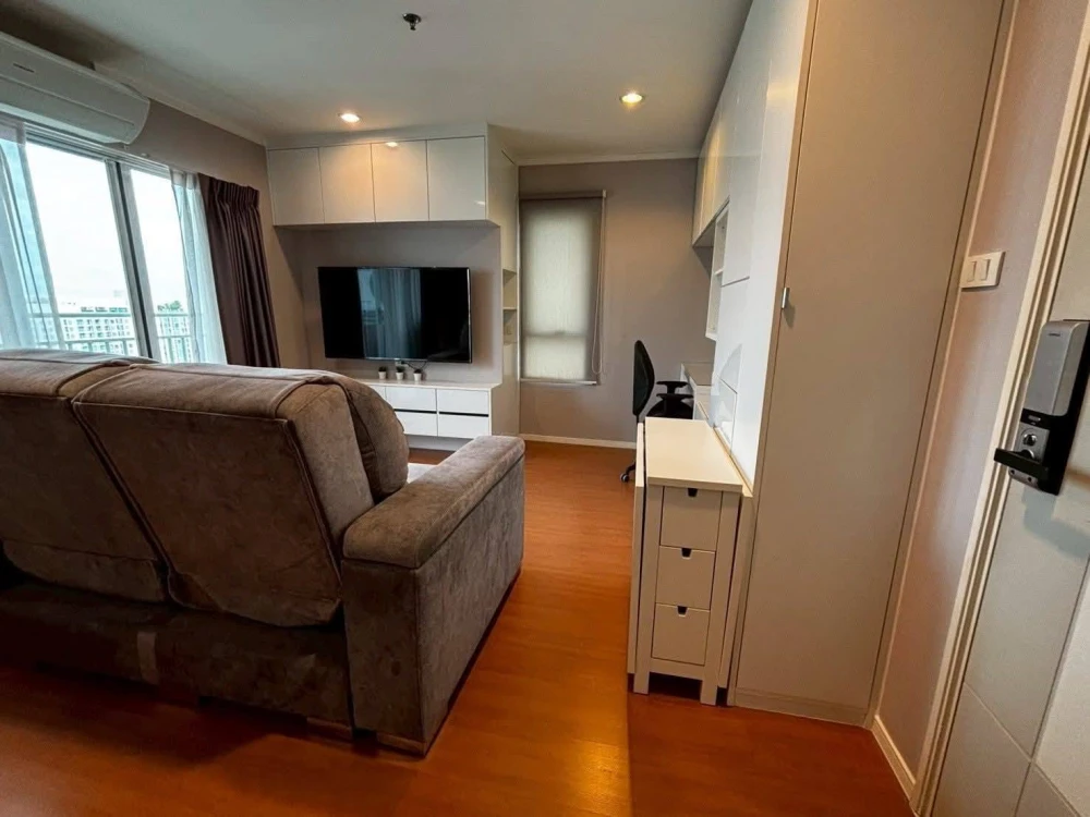 For rent or sale: Lumpini Park Rattanathibet-Ngamwongwan. Corner unit offering privacy and spacious living area. Book now!