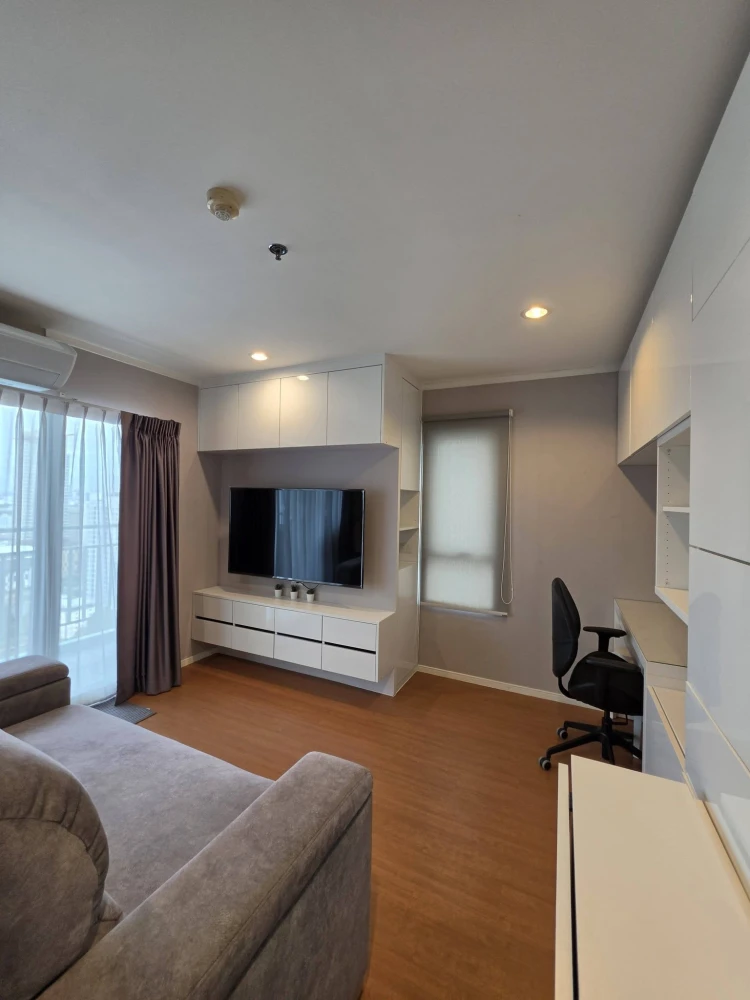 For rent or sale: Lumpini Park Rattanathibet-Ngamwongwan. Corner unit offering privacy and spacious living area. Book now!