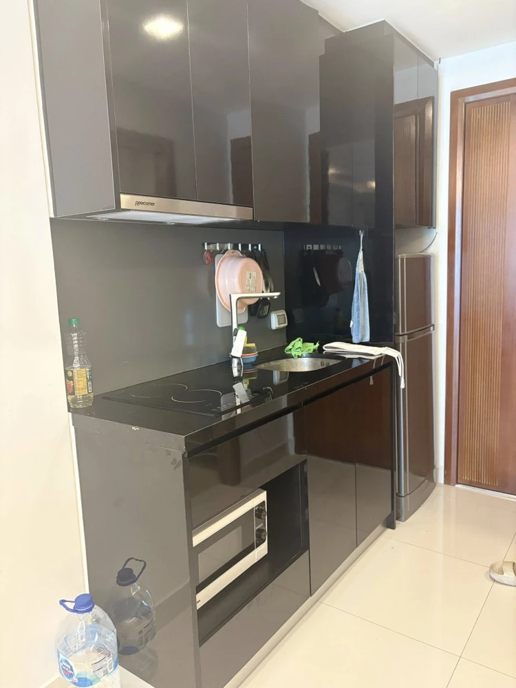 For rent: Club Royal Wongamat (North Pattaya), studio room 25 sq m., fully furnished, just bring your own furniture and move in.