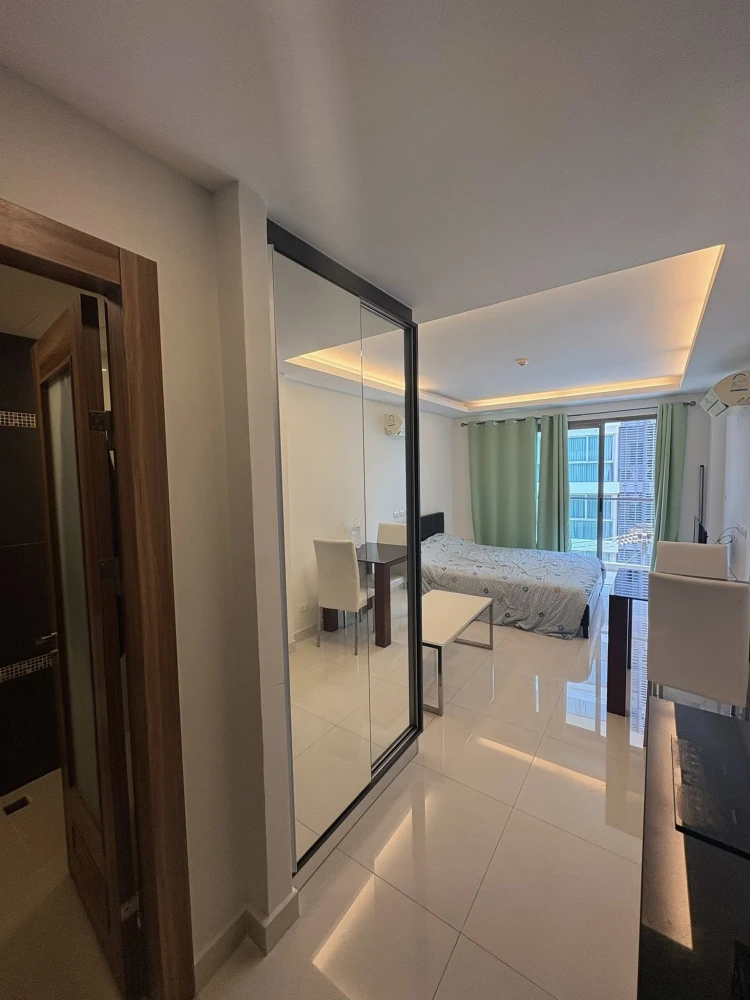 For rent: Club Royal Wongamat (North Pattaya), studio room 25 sq m., fully furnished, just bring your own furniture and move in.
