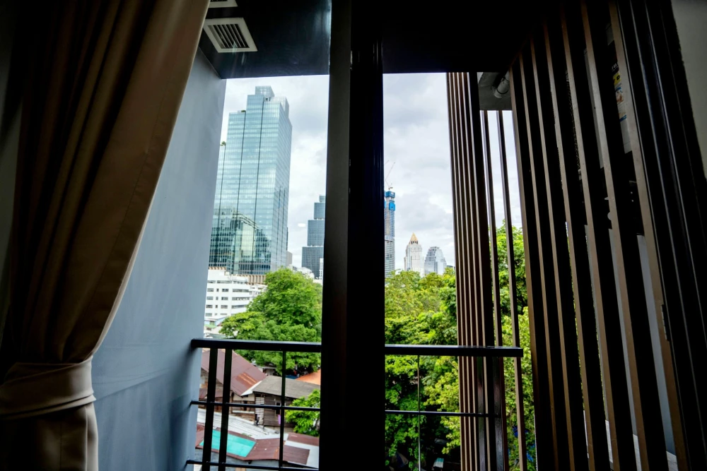 For rent: Class Condo Silom, fully furnished, with a view of the green area, very comfortable to the eyes, ready to book now.