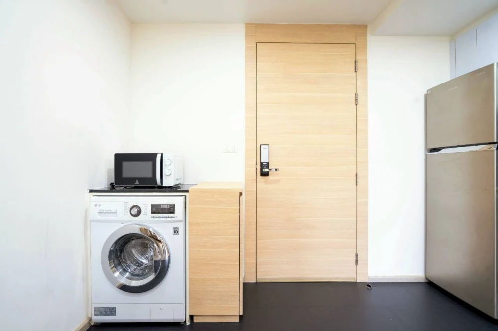 For rent: Class Condo Silom, fully furnished, with a view of the green area, very comfortable to the eyes, ready to book now.