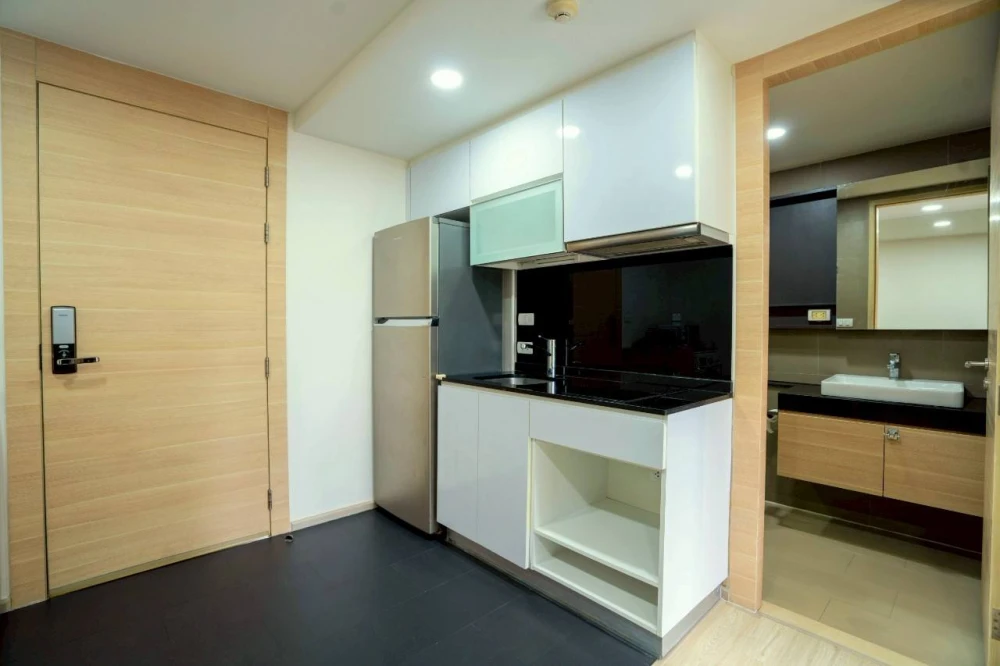 For rent: Class Condo Silom, fully furnished, with a view of the green area, very comfortable to the eyes, ready to book now.