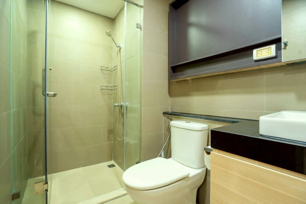 For rent: Class Condo Silom, fully furnished, with a view of the green area, very comfortable to the eyes, ready to book now.