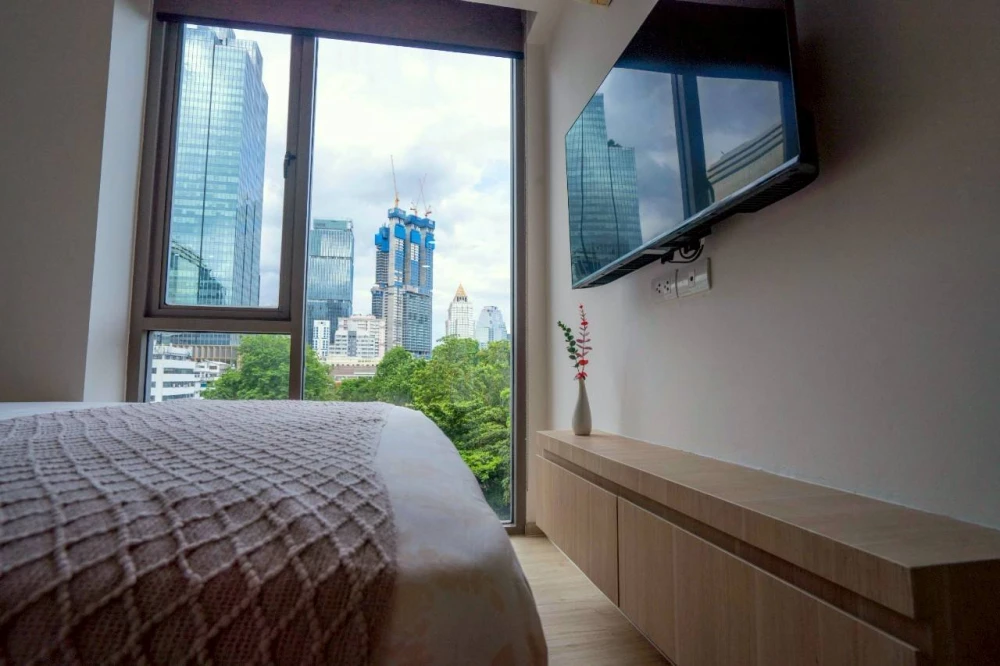 For rent: Class Condo Silom, fully furnished, with a view of the green area, very comfortable to the eyes, ready to book now.
