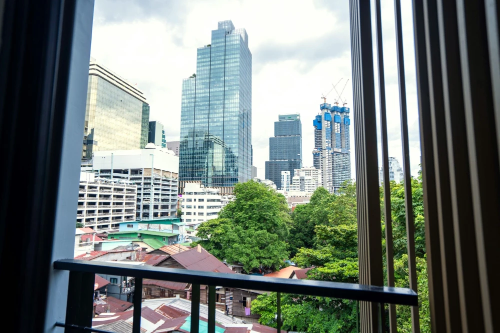 For rent: Class Condo Silom, fully furnished, with a view of the green area, very comfortable to the eyes, ready to book now.