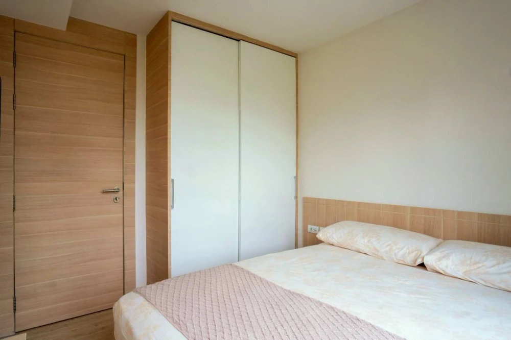 For rent: Class Condo Silom, fully furnished, with a view of the green area, very comfortable to the eyes, ready to book now.