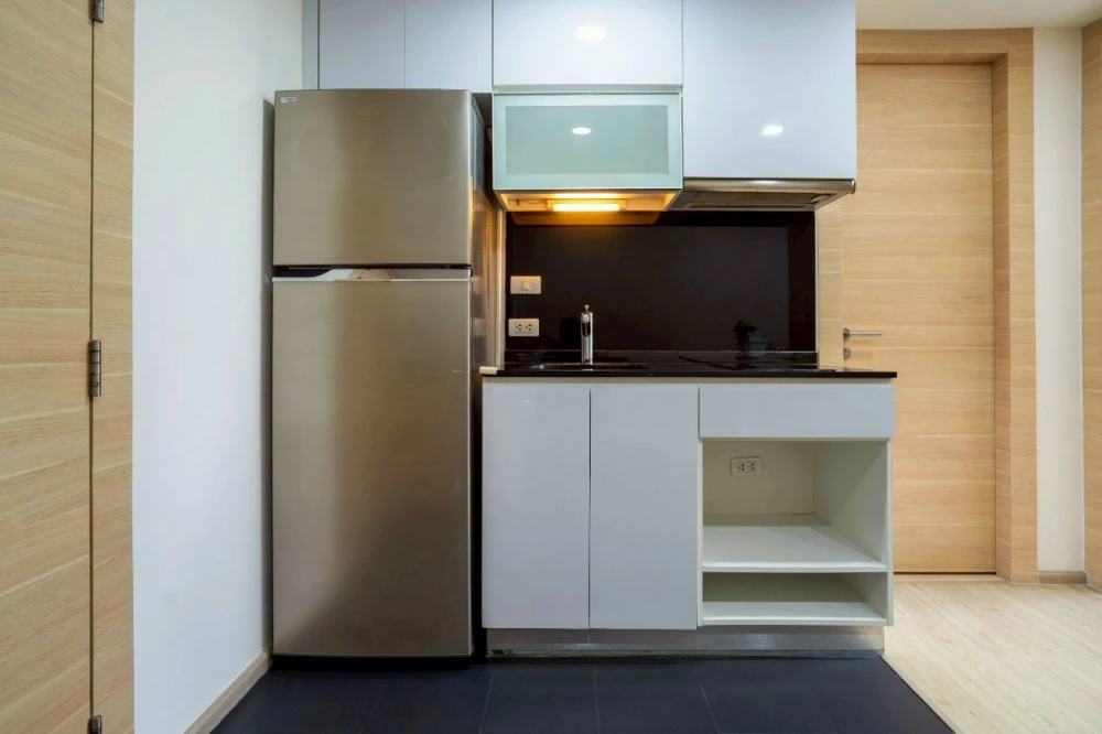 For rent: Class Condo Silom, fully furnished, with a view of the green area, very comfortable to the eyes, ready to book now.