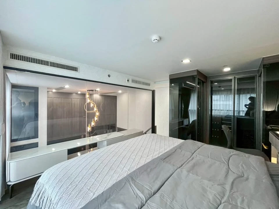 For rent: Connor Ratchawithi, very spacious room, luxuriously decorated with complete furniture, move in now, don't hesitate.