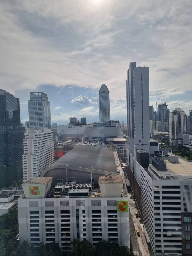 For rent: 28 Chidlom condo. Spacious unit with ample living space. Don't miss out!