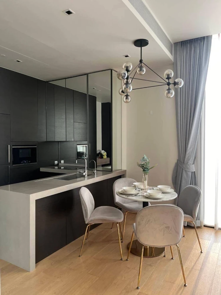 For rent: 28 Chidlom condo. Spacious unit with ample living space. Don't miss out!