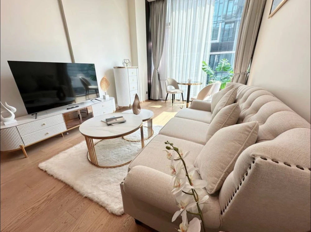 For rent!! Condo 28 Chidlom, 16th floor, beautiful condo, luxuriously decorated, fully furnished, ready to move in. Don't miss it!!