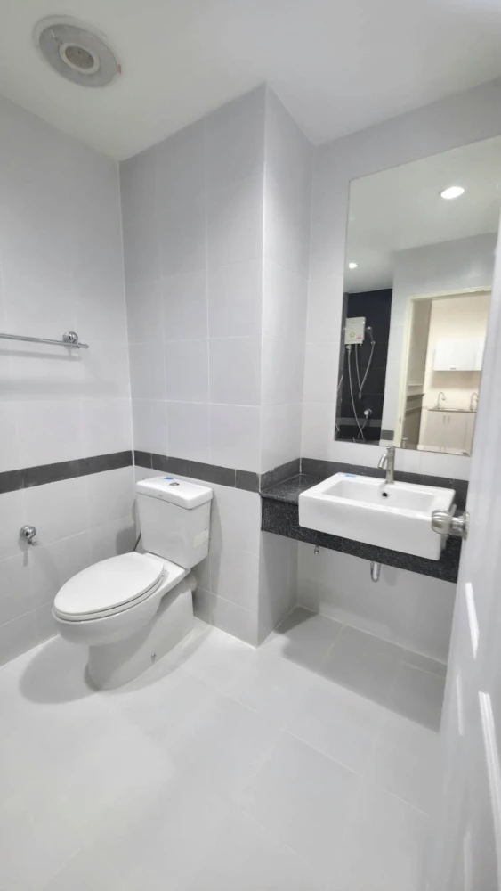 Condo for rent, A Space Asoke-Ratchada. Nicely decorated unit with high-quality built-in furniture and complete appliances. Book now!