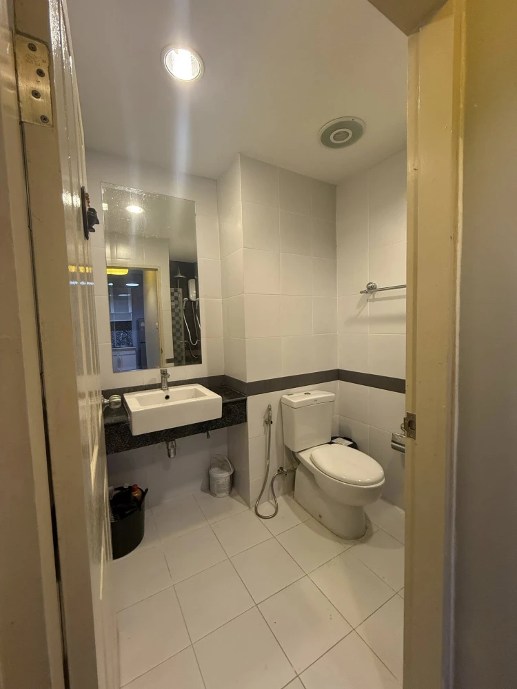Condo for rent A space (Asok - Ratchada) Quiet atmosphere, not crowded, hurry and book before you miss out.