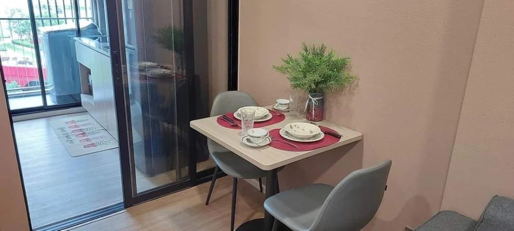 For rent: Condo Atmoz Flow Minburi, separate bedrooms, common area view, very beautiful swimming pool, book now.