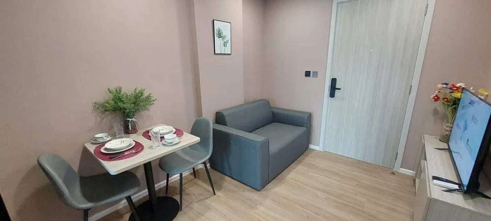 For rent: Condo Atmoz Flow Minburi, separate bedrooms, common area view, very beautiful swimming pool, book now.